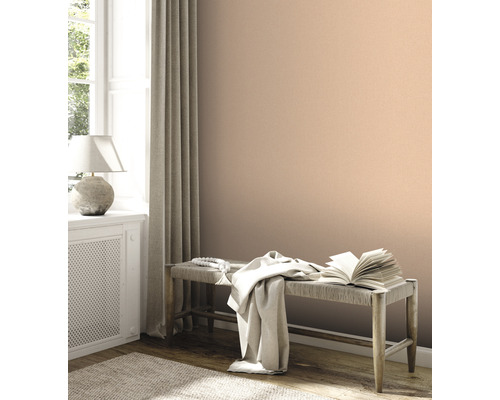 Wohnzimmer mit beiger Tapete, Bank und Dekoration