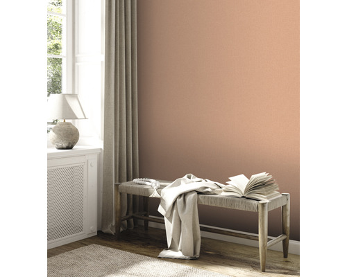 Heller Raum mit einfarbiger Tapete, Bank und Dekorationen