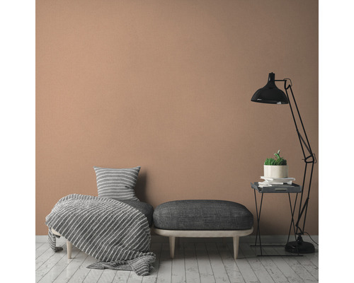 Helles Zimmer mit Sitzgelegenheit, Stehlampe und einfarbiger Wand