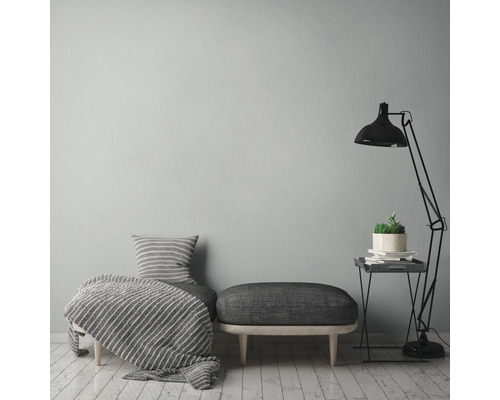 Zimmerinterieur mit Sitzbank, Decke, Kissen, Stehleuchte und Beistelltisch mit Pflanze