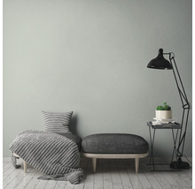 Innenraum mit Sitzgelegenheit, Decke, Kissen, Lampe und Beistelltisch