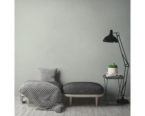 Innenraum mit Sitzgelegenheit, Decke, Kissen, Lampe und Beistelltisch