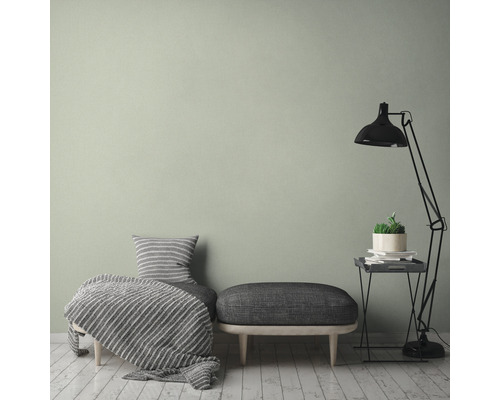 Wohnzimmergestaltung mit Tagesbett, Hocker, Stehlampe und Beistelltisch