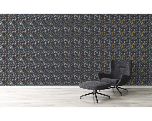 Wohnraum mit gemusterter Tapete und Sessel mit Fußhocker