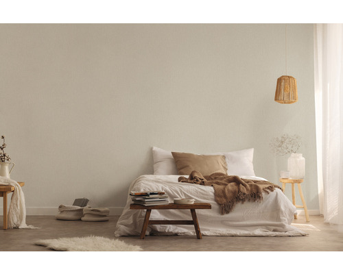 Helles Schlafzimmer mit Bett, Beistelltischen und strukturierter Tapete
