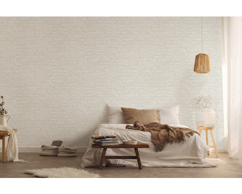 Schlafzimmer mit Bett und gemusterter Tapete für ein gemütliches Ambiente