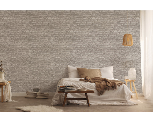 Schlafzimmer mit Bett und Wandtapete im Stein-Design
