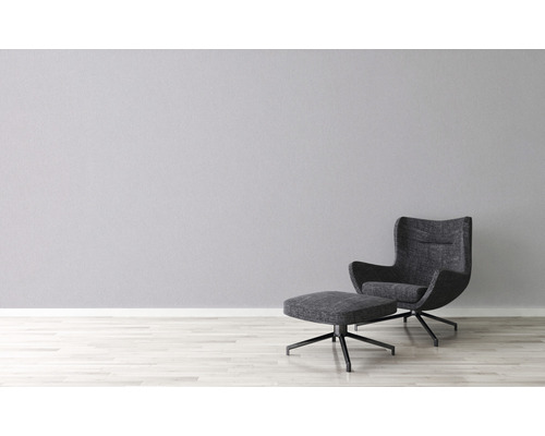 Sessel mit Fußhocker vor einer Wand