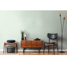 Wohnzimmer im Retro Stil mit Holzkommode, Stuhl und Stehlampe