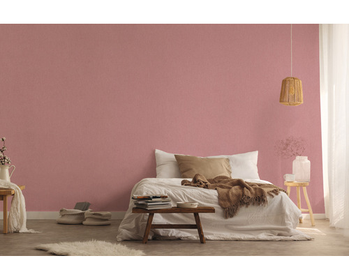 Schlafzimmer mit Bett und tapezierter Wand