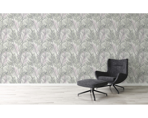 Wohnraum mit Blättertapete und Sessel mit Hocker