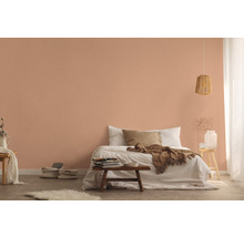 Schlafzimmer mit Bett, Nachttisch und Wandgestaltung
