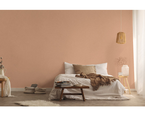 Schlafzimmer mit Bett, Nachttisch und Wandgestaltung