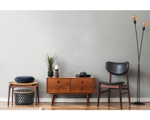Wohnzimmer im Mid-Century-Stil mit Holzkommode, Stuhl, Hocker und Stehlampe