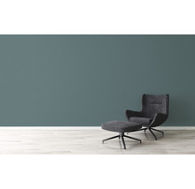 Sessel und Fußhocker vor einer Wand
