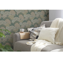 Wohnzimmer mit gemusterter Tapete, Sofa, Kissen und Beistelltisch