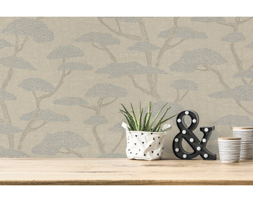 Tapete mit Baumdesign als Hintergrund für Dekorationen auf einem Holztisch
