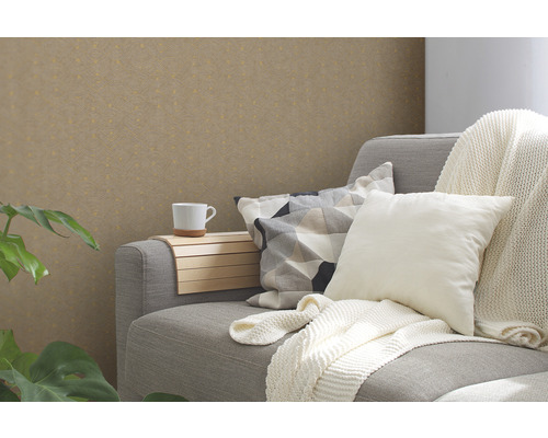 Wohnzimmer mit Couch, Kissen und Dekorationsgegenständen