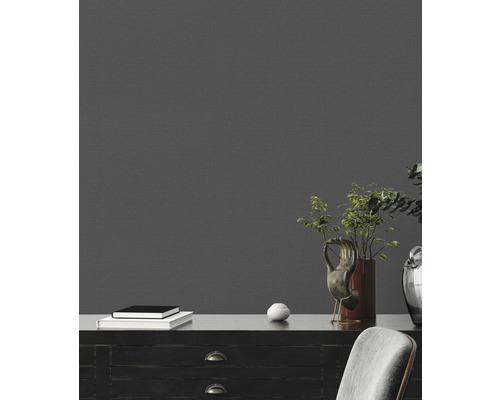 Szene mit Kommode, Dekoration und Büchern für die Raumgestaltung