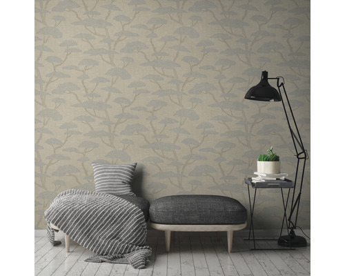 Wohnraum mit Tapete mit Baumdesign, Stuhl, Hocker und Stehlampe