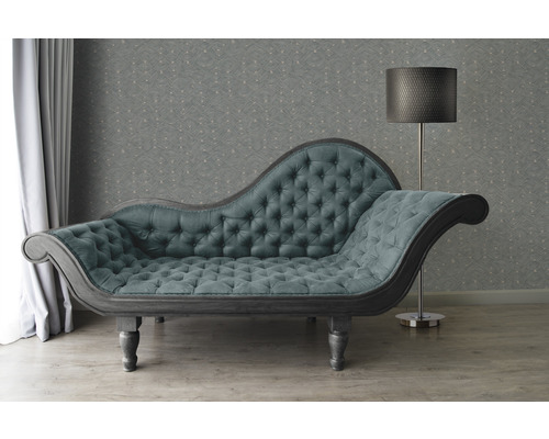 Chaiselongue mit Knopfheftung neben Stehlampe und Vorhang