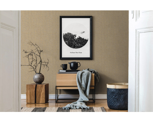 Dekorative Wandgestaltung mit Möbeln und Accessoires in einem modern eingerichteten Raum.