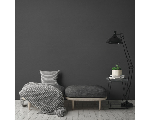 Wohnzimmer mit Tagesbett, Hocker, Beistelltisch und Stehlampe