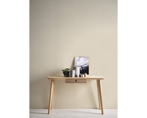 Helles Arbeitszimmer mit Holztisch, Pflanze, Dekoration und Bild