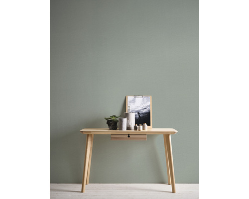 Holztisch mit Dekoration und Bild an der Wand