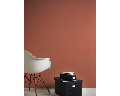 Nahaufnahme eines Raumes mit Textiltapete, einem Stuhl und Aufbewahrungsboxen