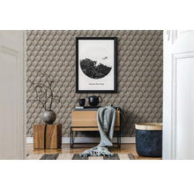Dekoratives Zimmer mit dreidimensionaler Tapete, Kommode und Wohnaccessoires.