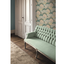 Wohnzimmer mit floraler Tapete und grünem Sofa