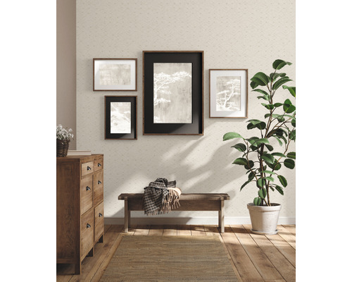 Wohnzimmer mit Kommode, Bank, Zimmerpflanze, Teppich und Bildern an der strukturierten Tapetenwand