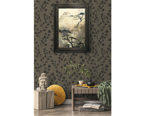 Dekoratives Interieur mit gemusterter Tapete, gerahmtem Bild und Buddha-Statue.