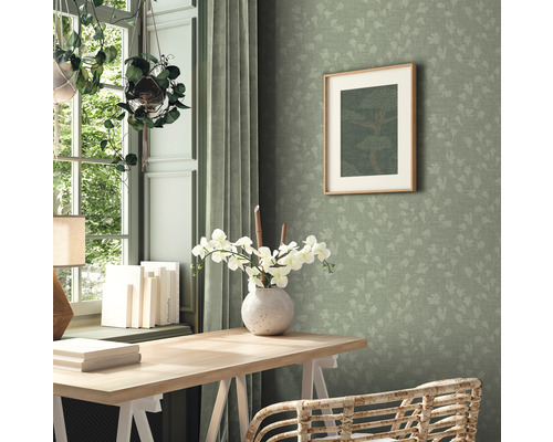 Helles Arbeitszimmer mit Schreibtisch, Stuhl, Fenster, Vorhängen, Dekoration und grüner Blättertapete