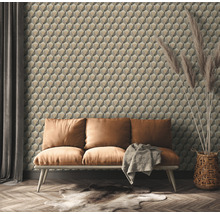 Wohnraum mit Sofa und dreidimensionaler geometrischer Tapete