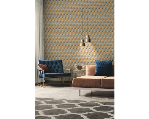 Wohnzimmer mit geometrischer Tapete, Sessel und Sofa