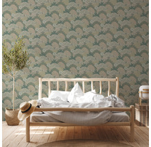 Schlafzimmer mit Holzbett und Tapete mit floralem Muster