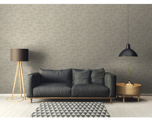 Wohnzimmer mit Sofa, Stehlampe und Tapete mit Baummuster