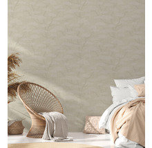 Schlafzimmer mit Rattansessel, Bett und gemusterter Tapete für eine helle, freundliche Atmosphäre.