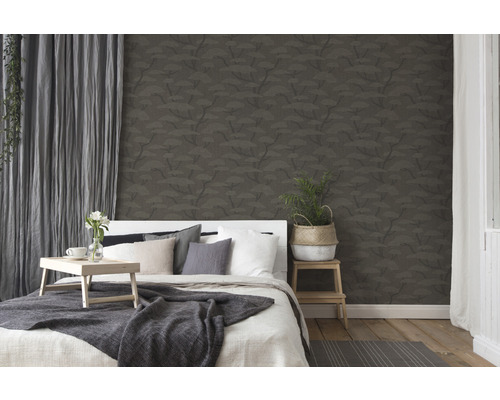 Schlafzimmer mit gemusterter Tapete, Bett und Vorhängen