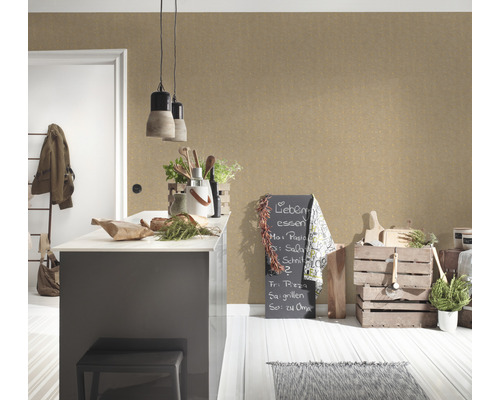 Küchenszene mit Kücheninsel, Dekoration und Kreidetafel