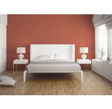 Helles Schlafzimmer mit Doppelbett, Nachttischen und Lampen