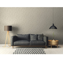 Wohnzimmer mit Sofa, Stehlampe, Hängelampe und gemusterter Tapete