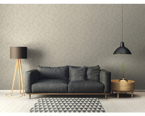 Wohnzimmer mit Sofa, Stehlampe, Hängelampe und gemusterter Tapete