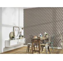 Wohnraum mit geometrischer Tapete, Esstisch und Wandregal