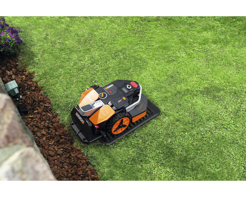 Worx Logo. Rasenmähroboter auf einer Rasenfläche.