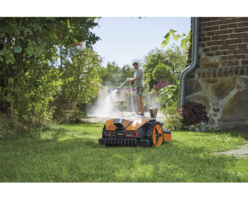 Worx Mähroboter auf einer Rasenfläche im Garten