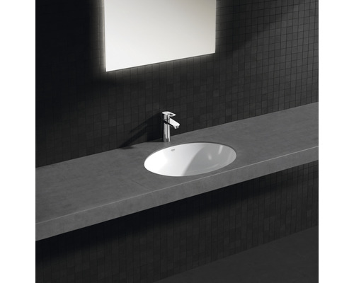 Badezimmer mit Aufsatzwaschbecken, Armatur und Spiegel