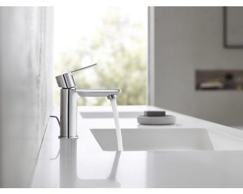 Verchromter Waschtischmischer mit Wasserstrahl im modernen Badezimmer